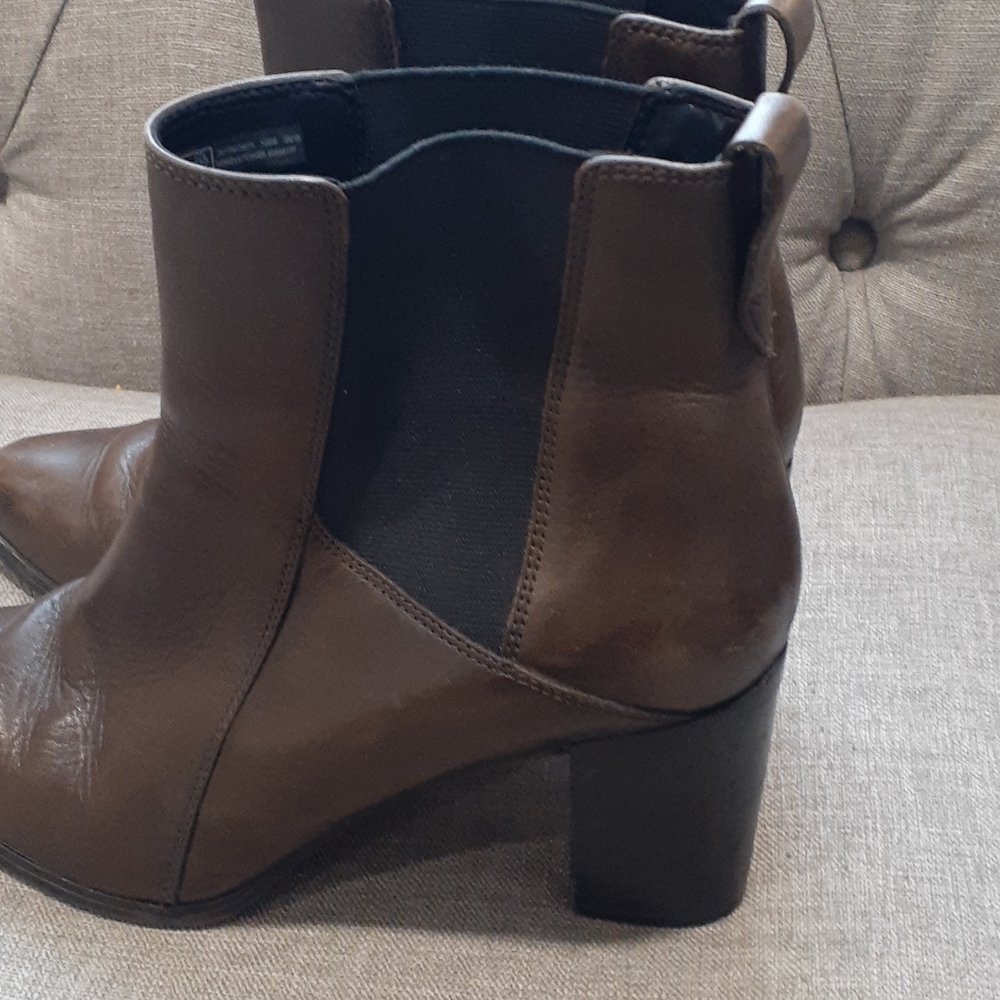 Clarks brown Chelsea leather ankle bootie size 10M - Picture 2 of 16